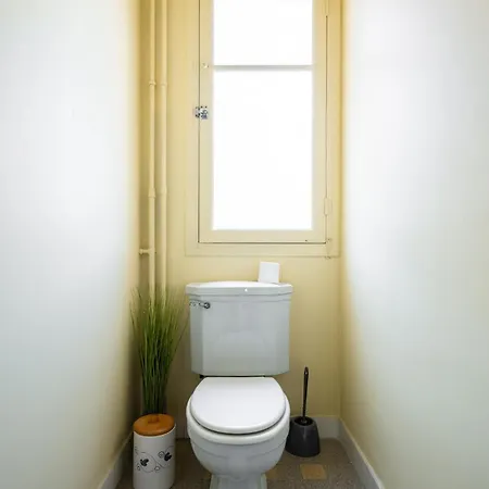 アパート Sunny With Balcony マントン