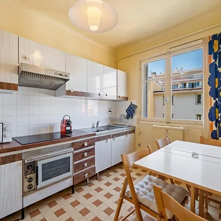 アパート Sunny With Balcony マントン