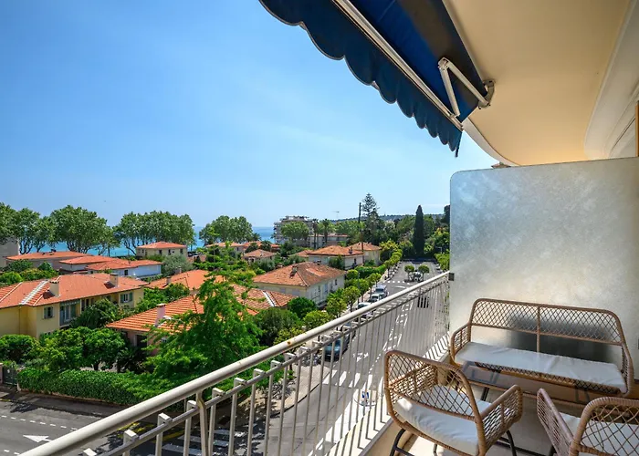 דירה Sunny With Balcony